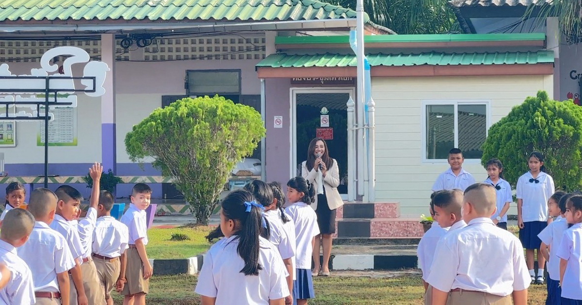 ผู้อำนวยการโรงเรียนบ้านพรุจูด กล่าวต้อนรับและให้โอวาทแก่นักเรียนทุกระดับชั้น เนื่องในโอกาสเปิดภาคเรียนที่ 1 ปีการศึกษา 2568