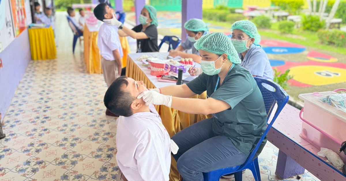 โรงพยาบาลสิเกา ให้บริการการตรวจช่องปาก ทาฟลูออไรด์วานิช เเละให้ทันตสุขศึกษาแก่นักเรียน