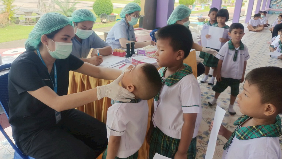 โรงพยาบาลสิเกา ให้บริการการตรวจช่องปาก ทาฟลูออไรด์วานิช เเละให้ทันตสุขศึกษาแก่นักเรียน ระดับชั้นอนุบาลถึงระดับชั้นประถมศึกษาปีที่ 6 โรงเรียนบ้านพรุจูด